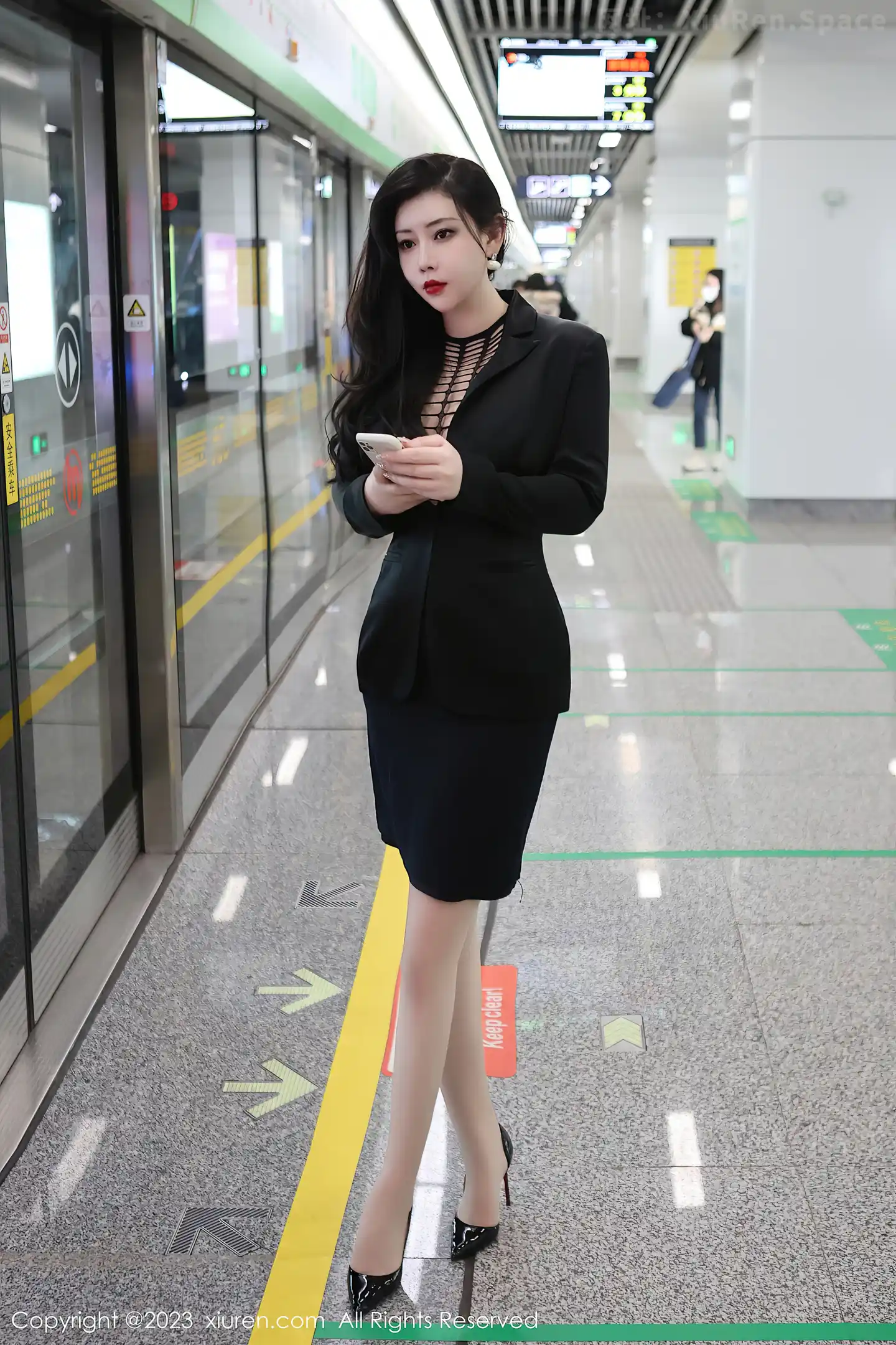 图片[2]-[XiuRen秀人网]2023.03.16 VOL.6421 王婉悠Queen 黑色深V礼服与短裙加肉色情趣内衣性感私房写真集-秀人网官方网站